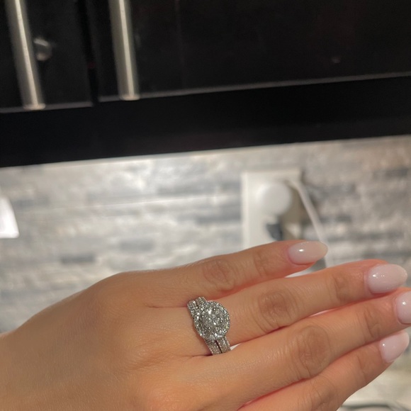 SOLD ✨ Diamond wedding and engagement set - Picture 4 of 10